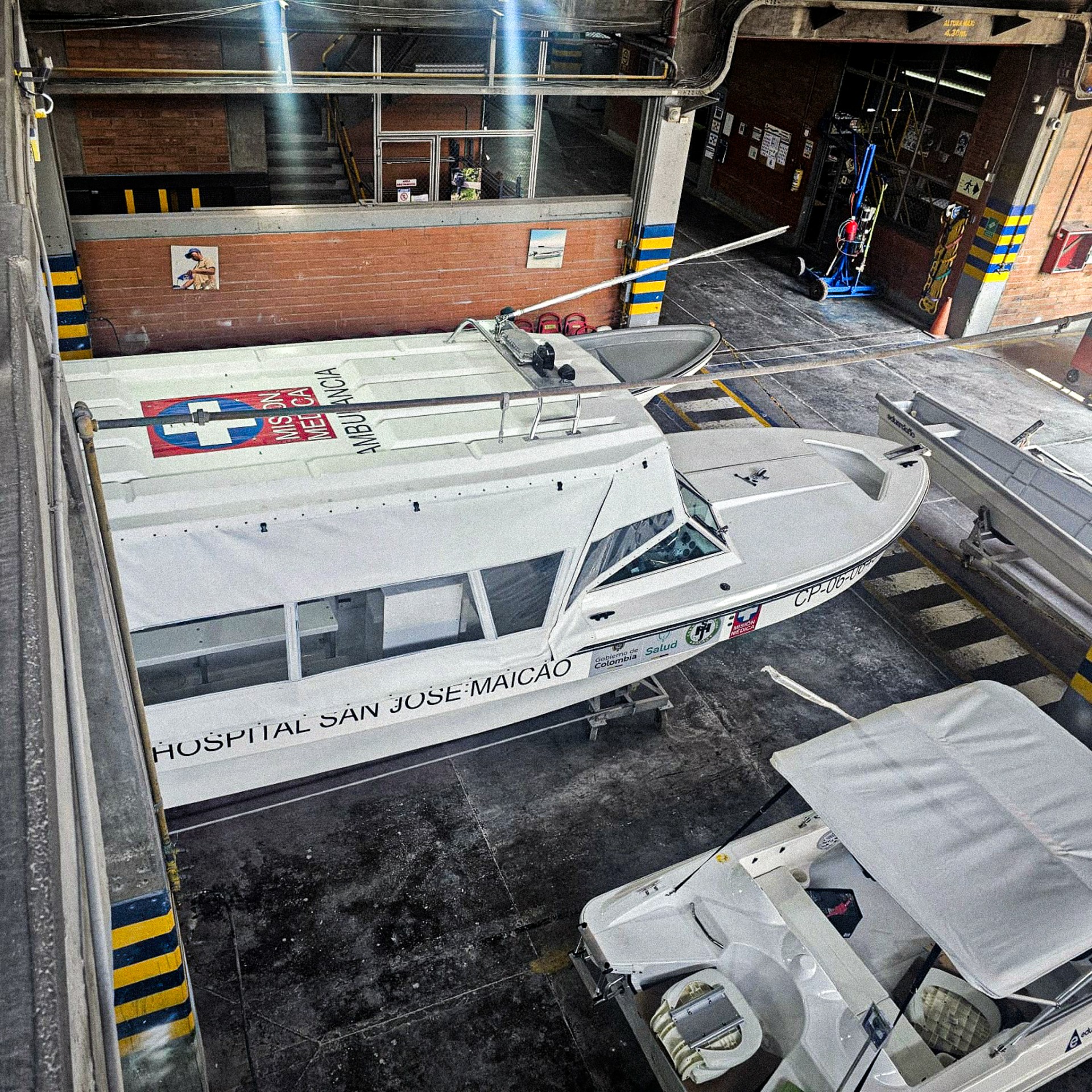 Lanchas navegando zonas costeras