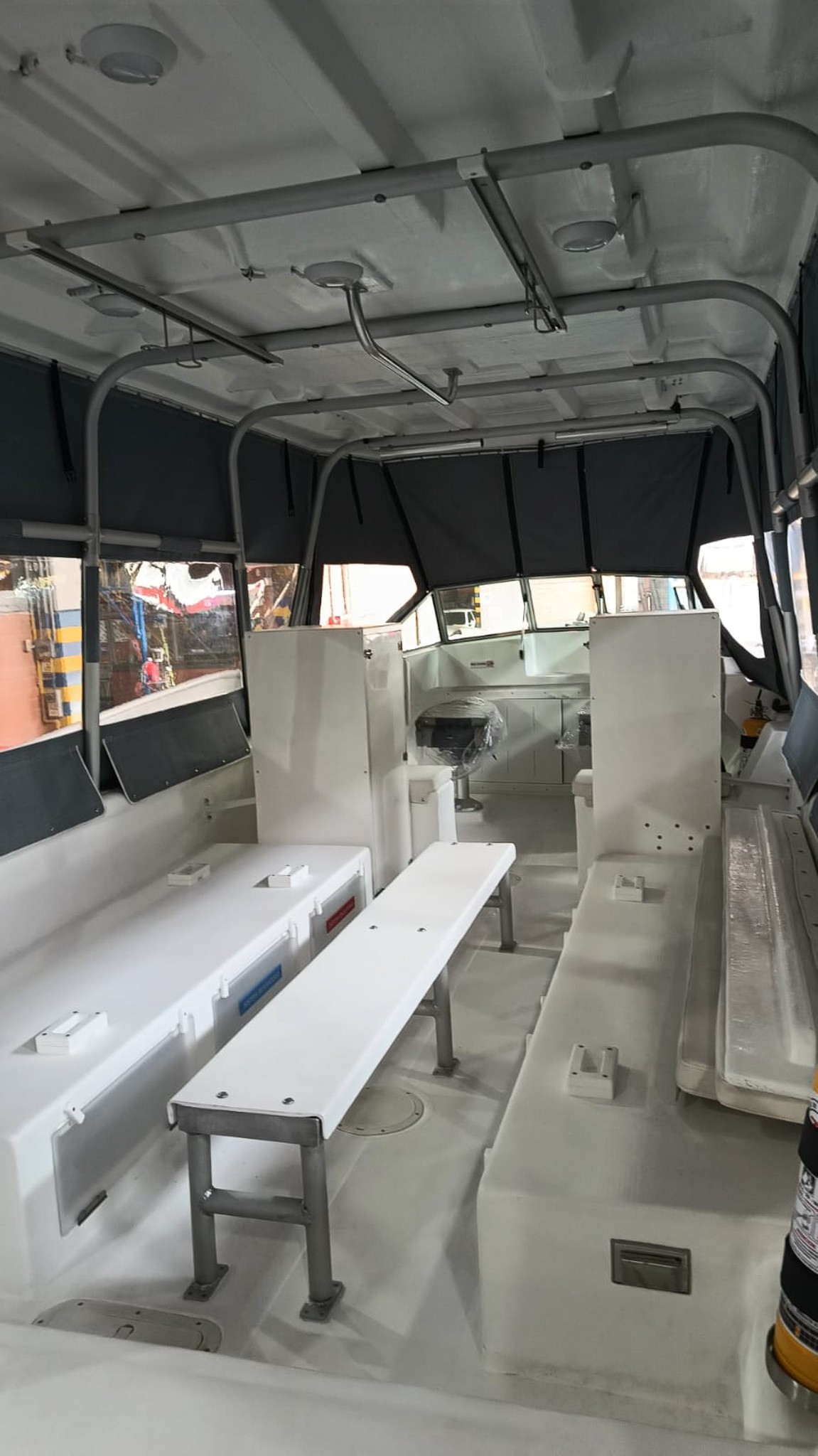 Interior equipado de la lancha médica