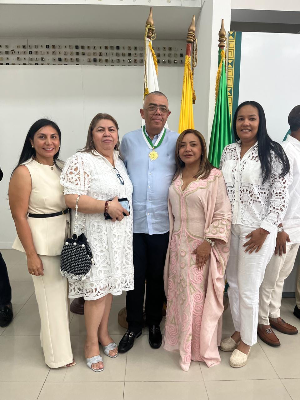 Dr. Larry Laza Barrios con la Medalla Luis Antonio Robles