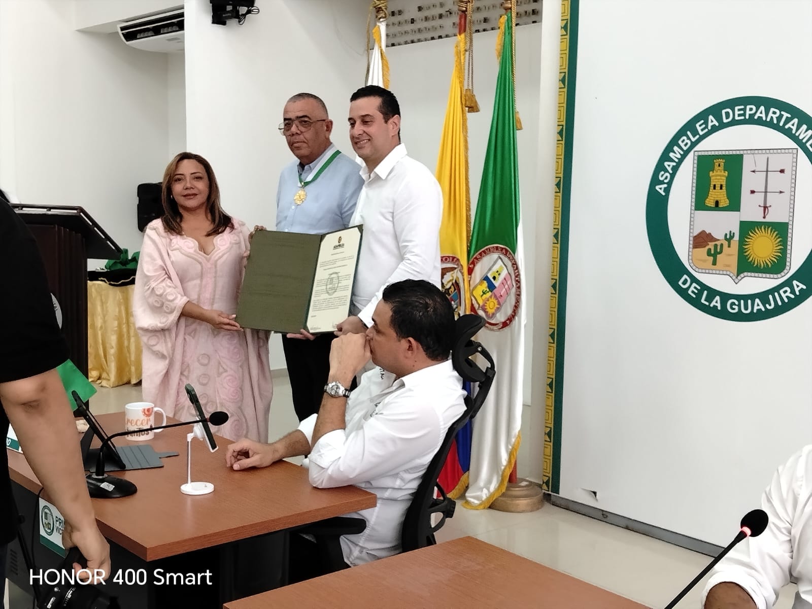 El Dr. Larry Laza Barrios junto a representantes de la Asamblea