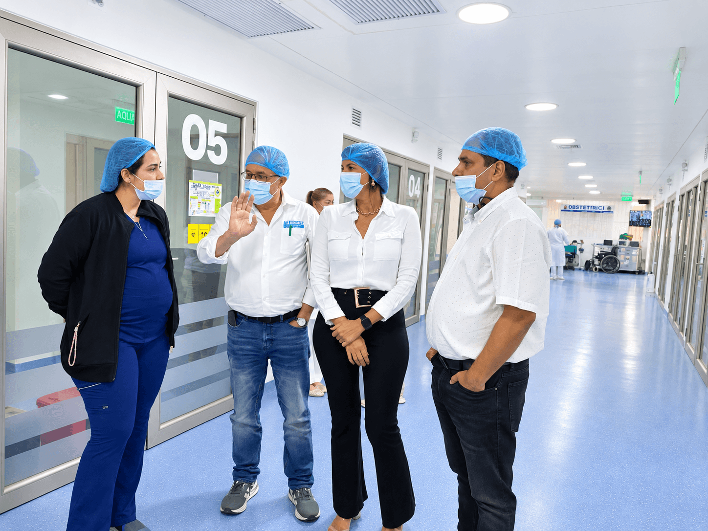 Conversación en el pasillo de obstetricia