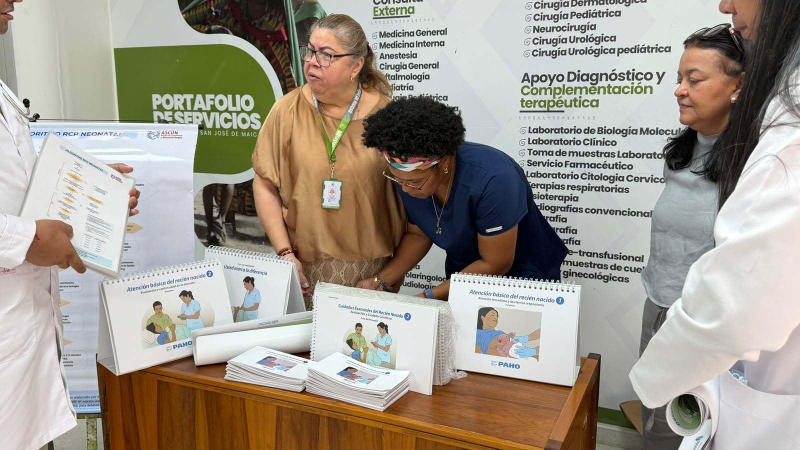 Personal asistencial y directivo durante la entrega de dotación